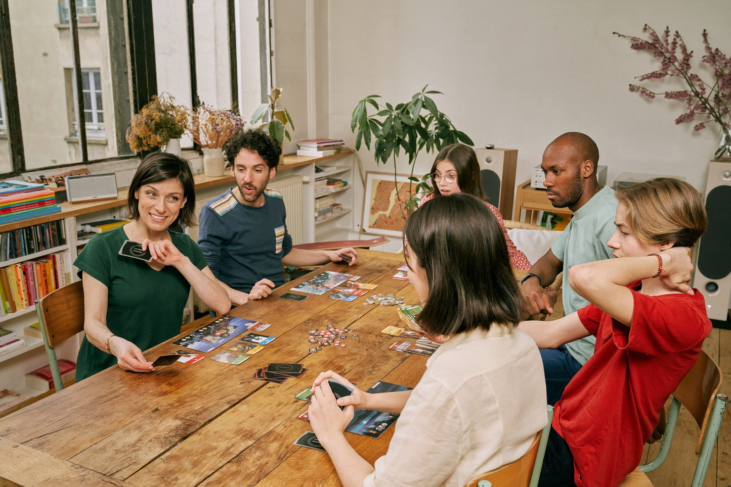 Jugadores disfrutando una partida del juego de mesa 7 Wonders