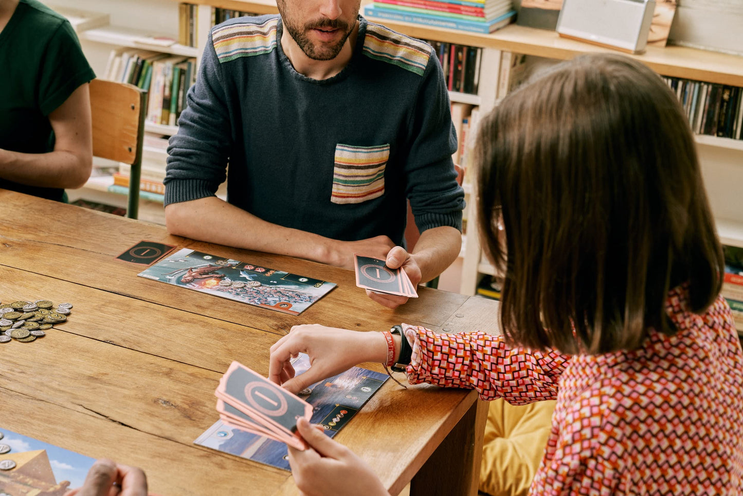 Jugadores disfrutando una partida del juego de mesa 7 Wonders