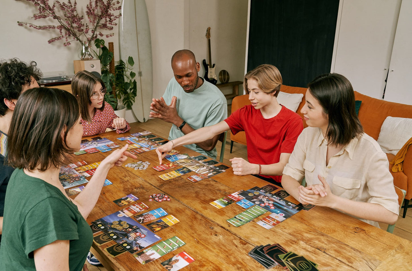 Jugadores disfrutando una partida del juego de mesa 7 Wonders