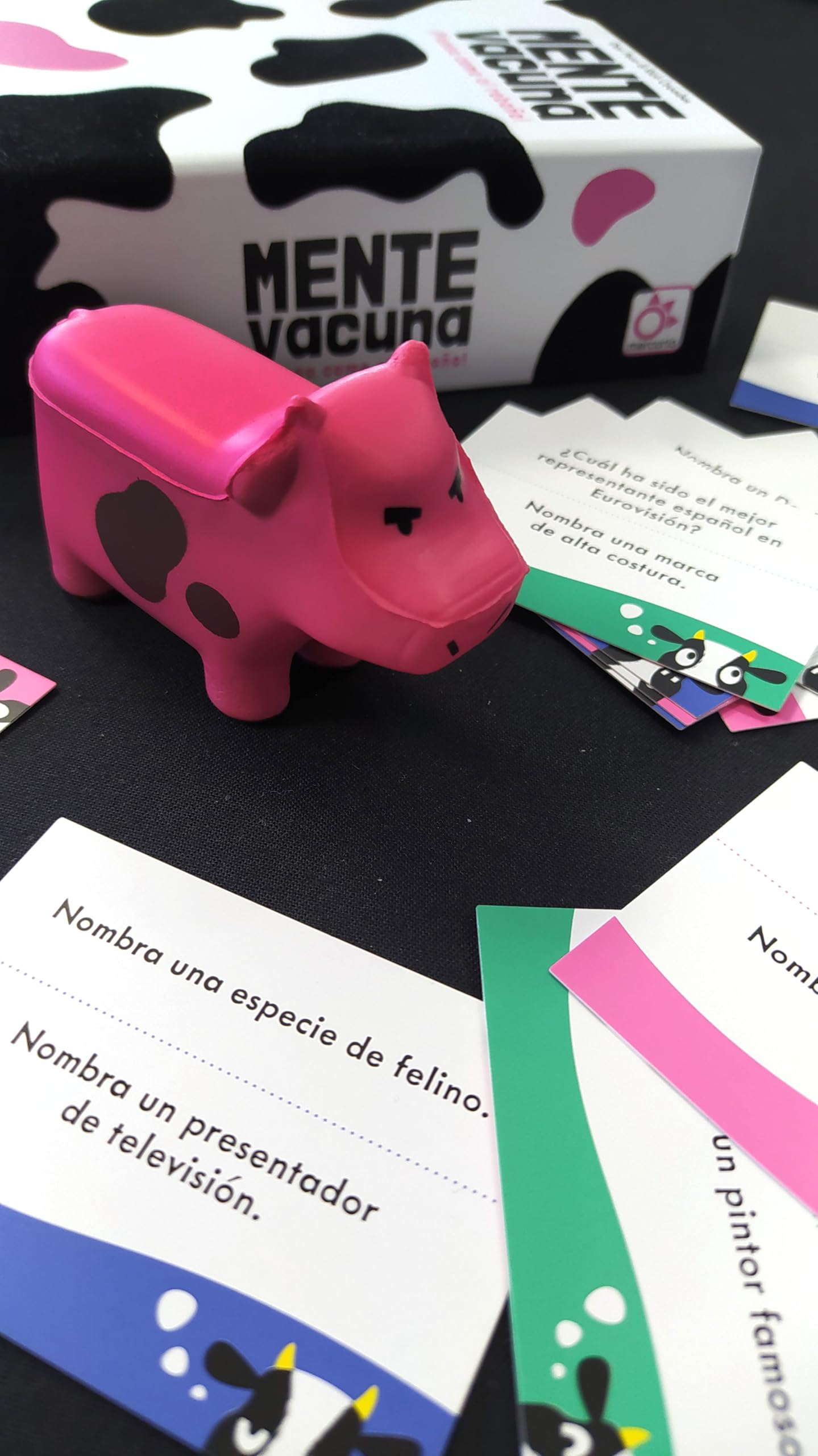 Mercurio - Mente Vacuna - Juego de Mesa Familiar - para 4 a 20 Jugadores - Incluye Vaca Rosa, 80 Cartas de Preguntas a Doble Cara, fichas y blocs - Ideal para Reuniones, Fiestas y Grupos- 20 Minutos