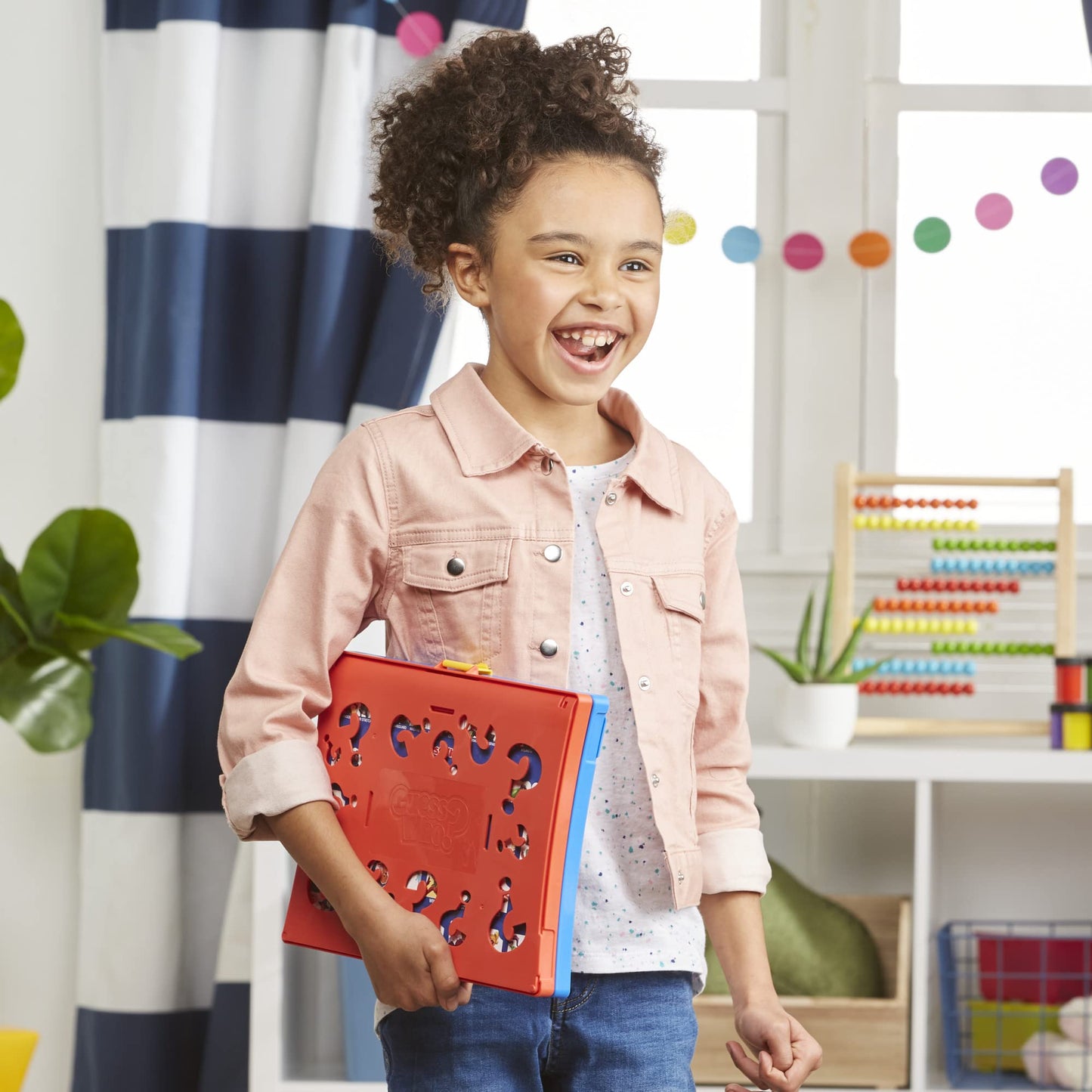 Hasbro Gaming ¿Quién Es Quién? Juego de Adivinar el Personaje y Superhéroes, Juego de Mesa para Jugar con Amigos y Familia para 2 Jugadores, Niños y Niñas de 6 Años o Más