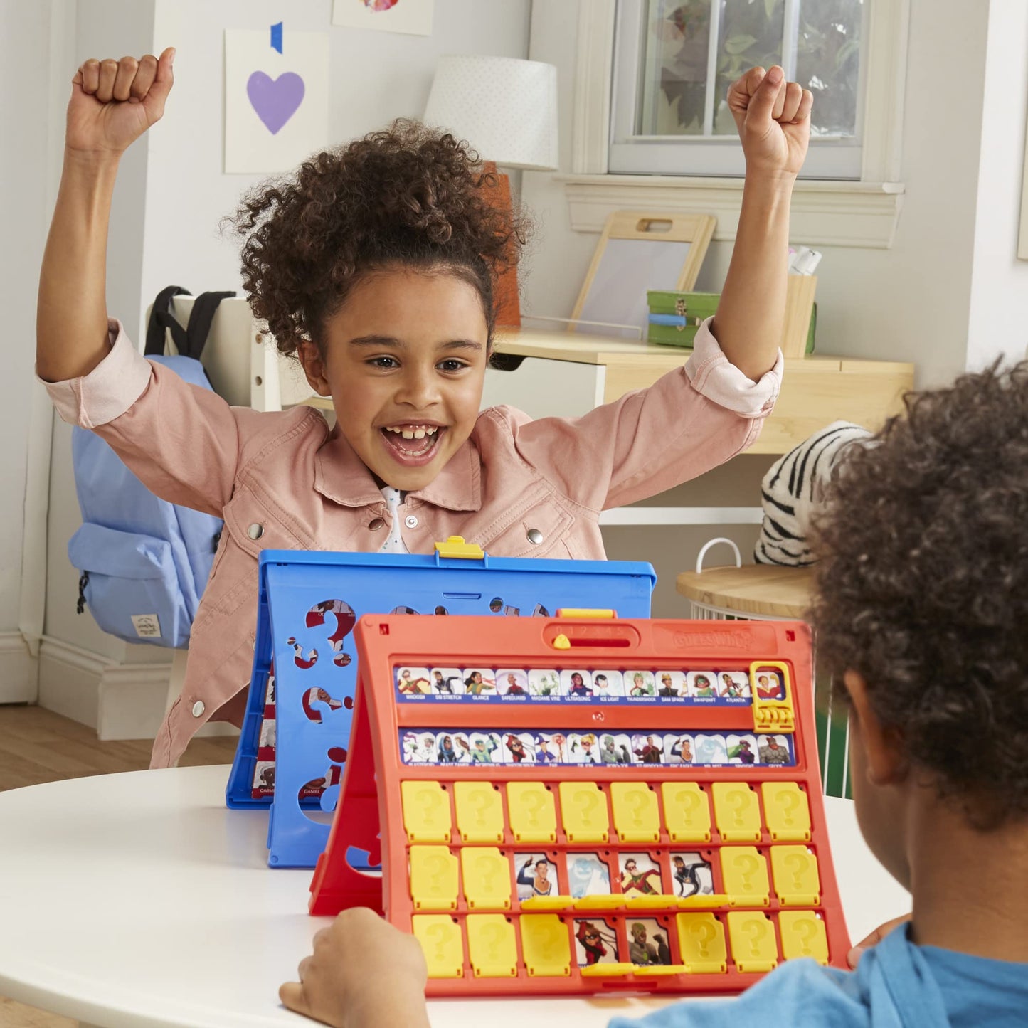 Hasbro Gaming ¿Quién Es Quién? Juego de Adivinar el Personaje y Superhéroes, Juego de Mesa para Jugar con Amigos y Familia para 2 Jugadores, Niños y Niñas de 6 Años o Más