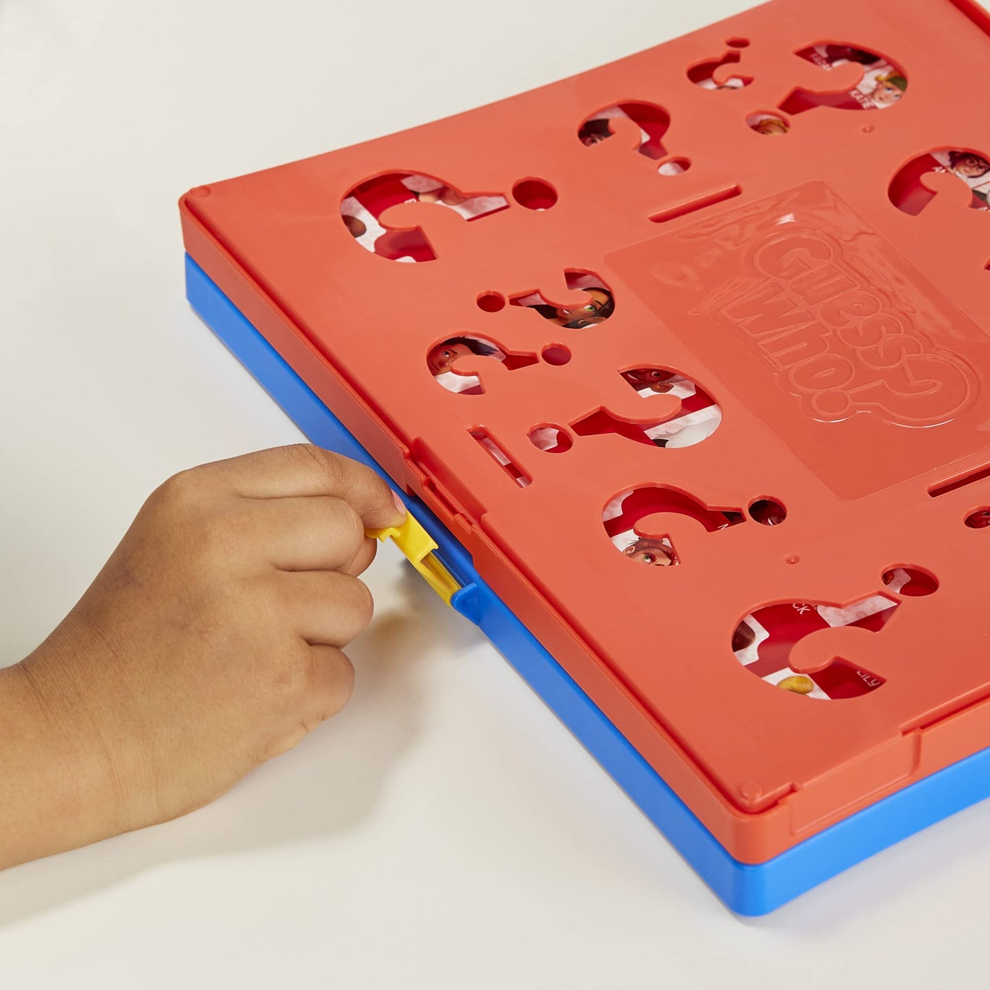 Hasbro Gaming ¿Quién Es Quién? Juego de Adivinar el Personaje y Superhéroes, Juego de Mesa para Jugar con Amigos y Familia para 2 Jugadores, Niños y Niñas de 6 Años o Más