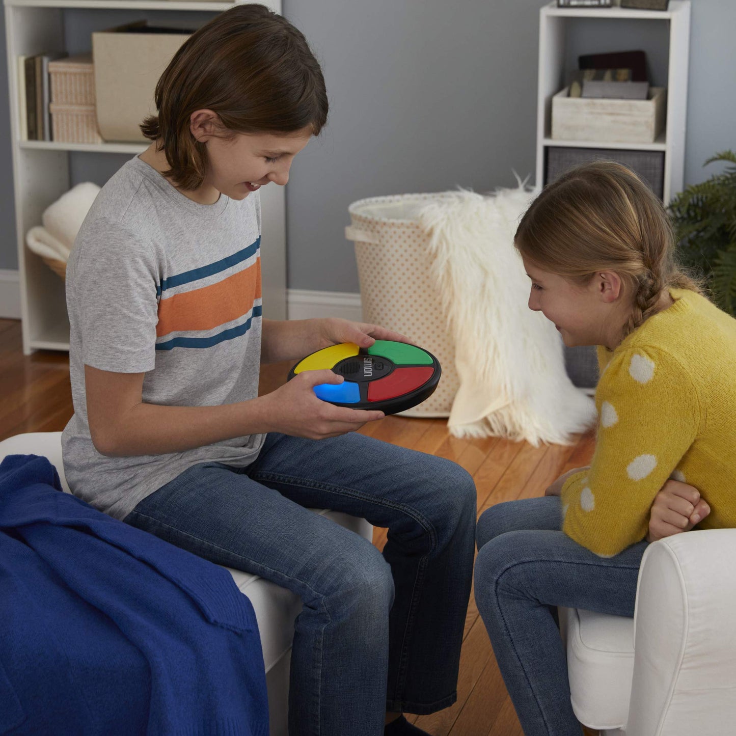 Hasbro Gaming Simon, Juguete Electrónico de Memoria, Habilidad y Estrategia, Juegos para Niños y Niñas de 8 Años, Multijugador, Luces y Sonidos