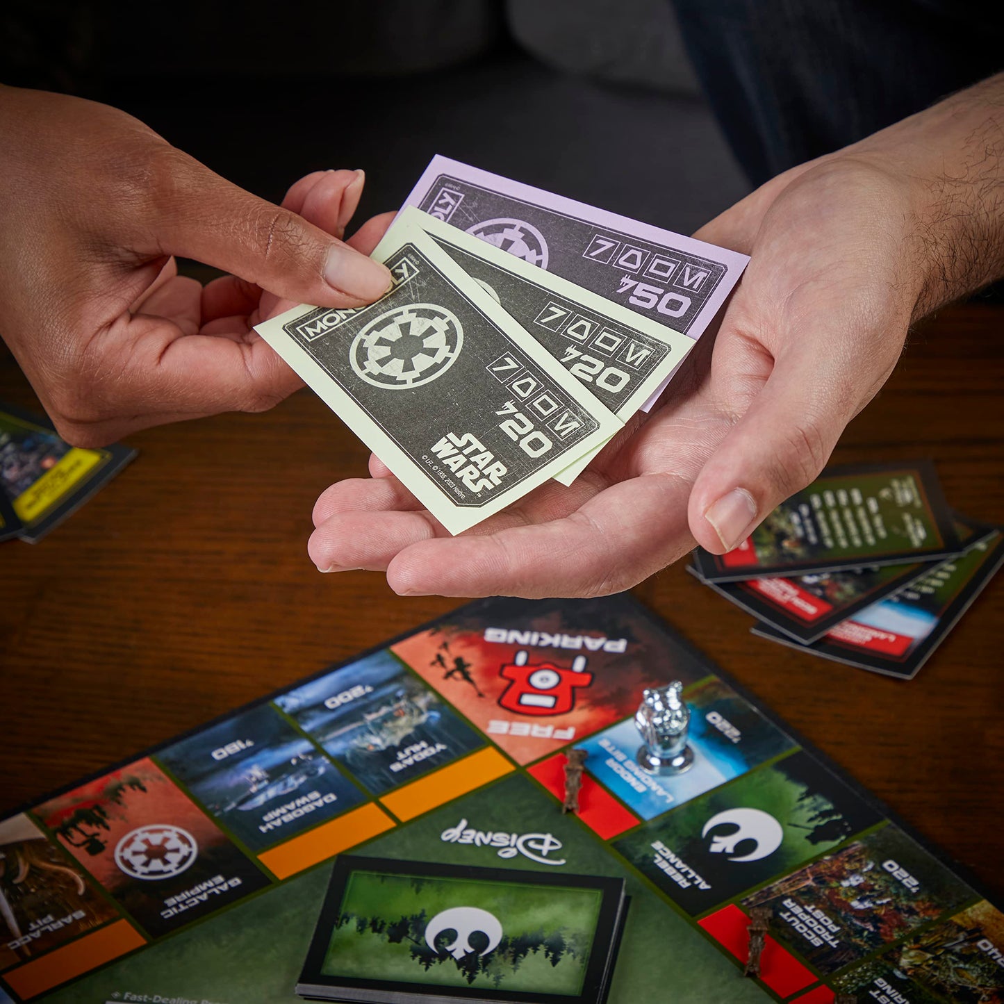 Monopoly Hasbro Gaming: Star Wars of The Jedi - Juego de mesa para 2-6 jugadores, inspirado en la película Jedi, juego para familias y niños a partir de 8 años (exclusivo de Amazon)