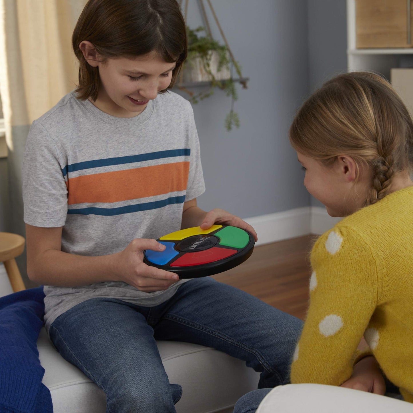 Hasbro Gaming Simon, Juguete Electrónico de Memoria, Habilidad y Estrategia, Juegos para Niños y Niñas de 8 Años, Multijugador, Luces y Sonidos
