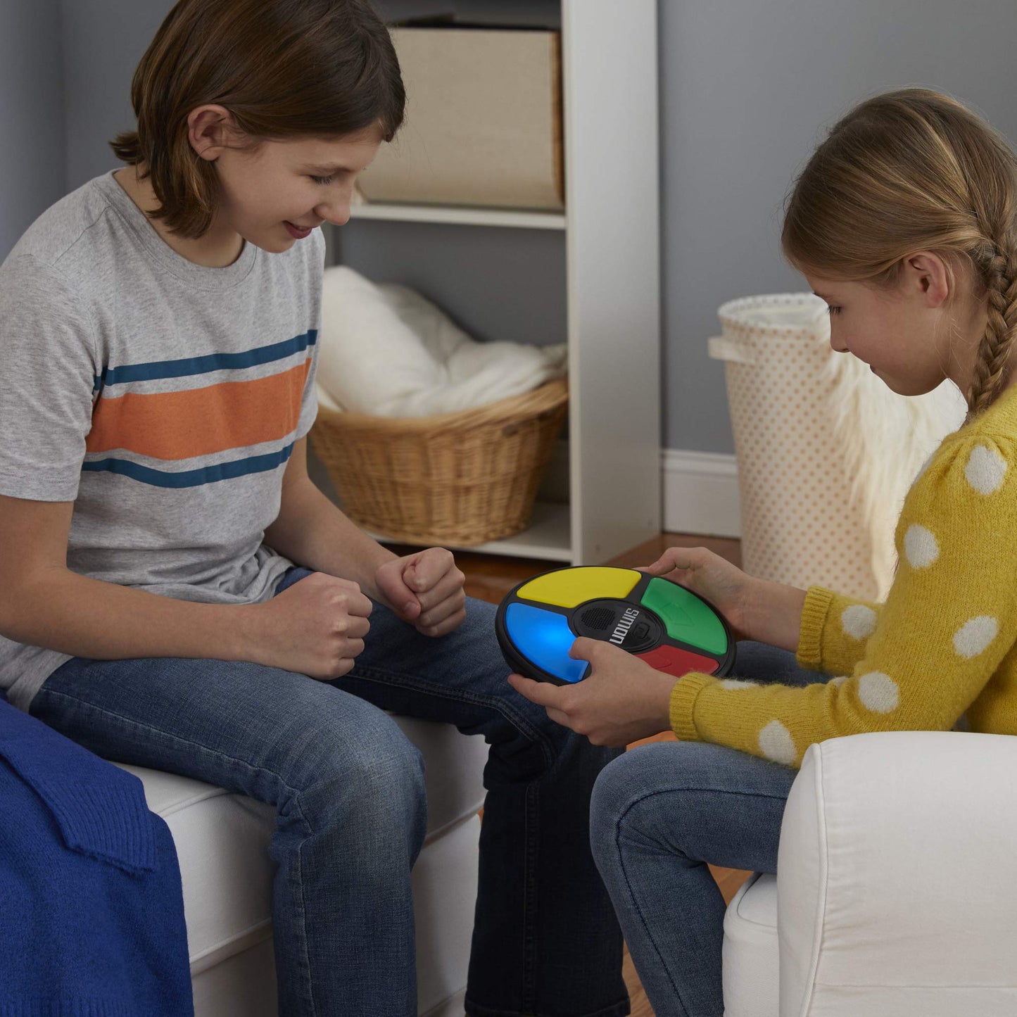 Hasbro Gaming Simon, Juguete Electrónico de Memoria, Habilidad y Estrategia, Juegos para Niños y Niñas de 8 Años, Multijugador, Luces y Sonidos