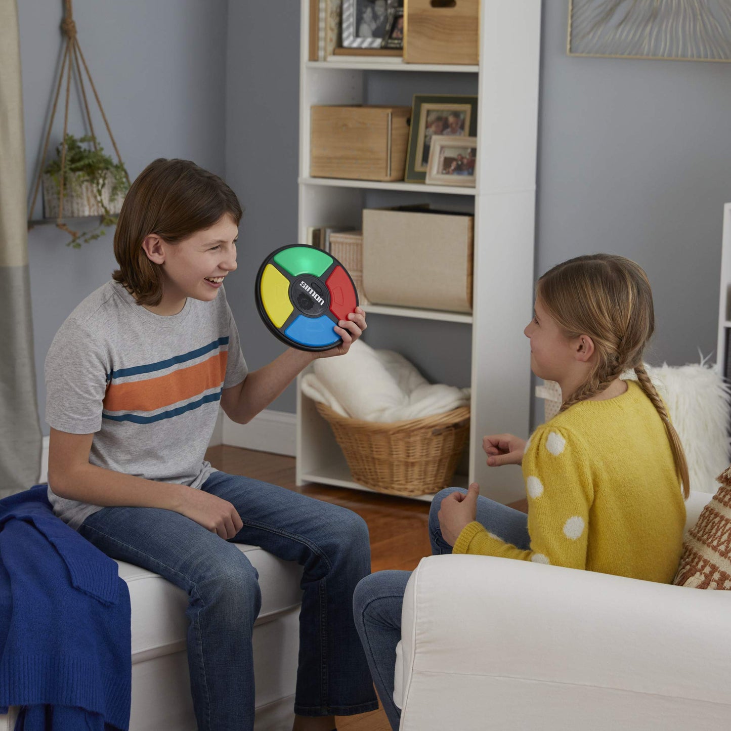 Hasbro Gaming Simon, Juguete Electrónico de Memoria, Habilidad y Estrategia, Juegos para Niños y Niñas de 8 Años, Multijugador, Luces y Sonidos
