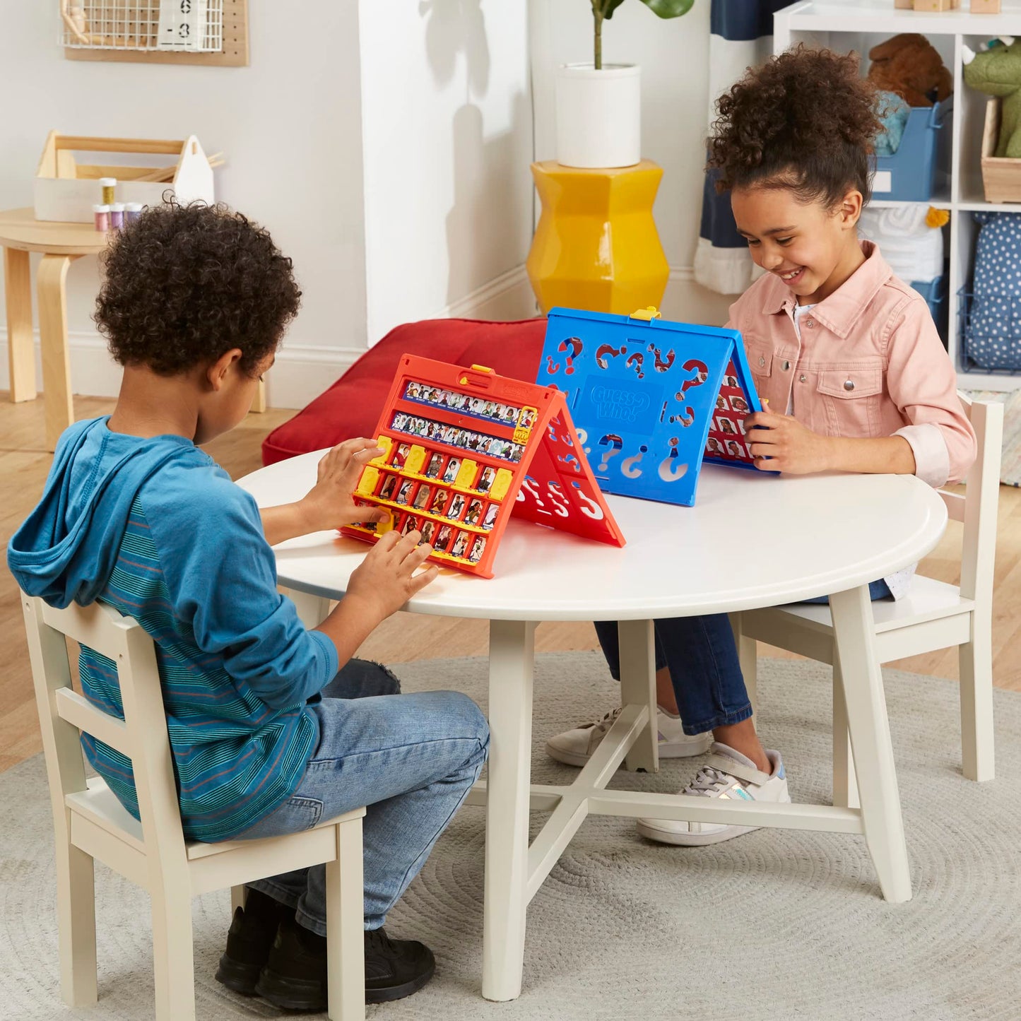 Hasbro Gaming ¿Quién Es Quién? Juego de Adivinar el Personaje y Superhéroes, Juego de Mesa para Jugar con Amigos y Familia para 2 Jugadores, Niños y Niñas de 6 Años o Más