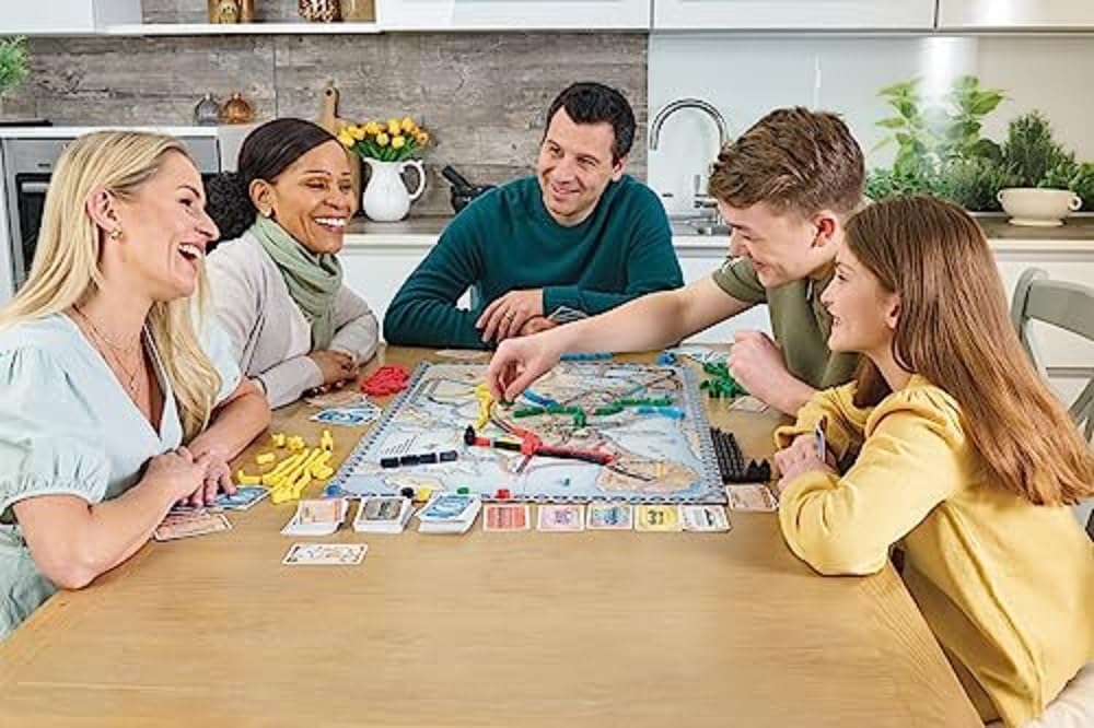 Jugadores disfrutando de una partida del juego de mesa Aventureros al Tren Europa
