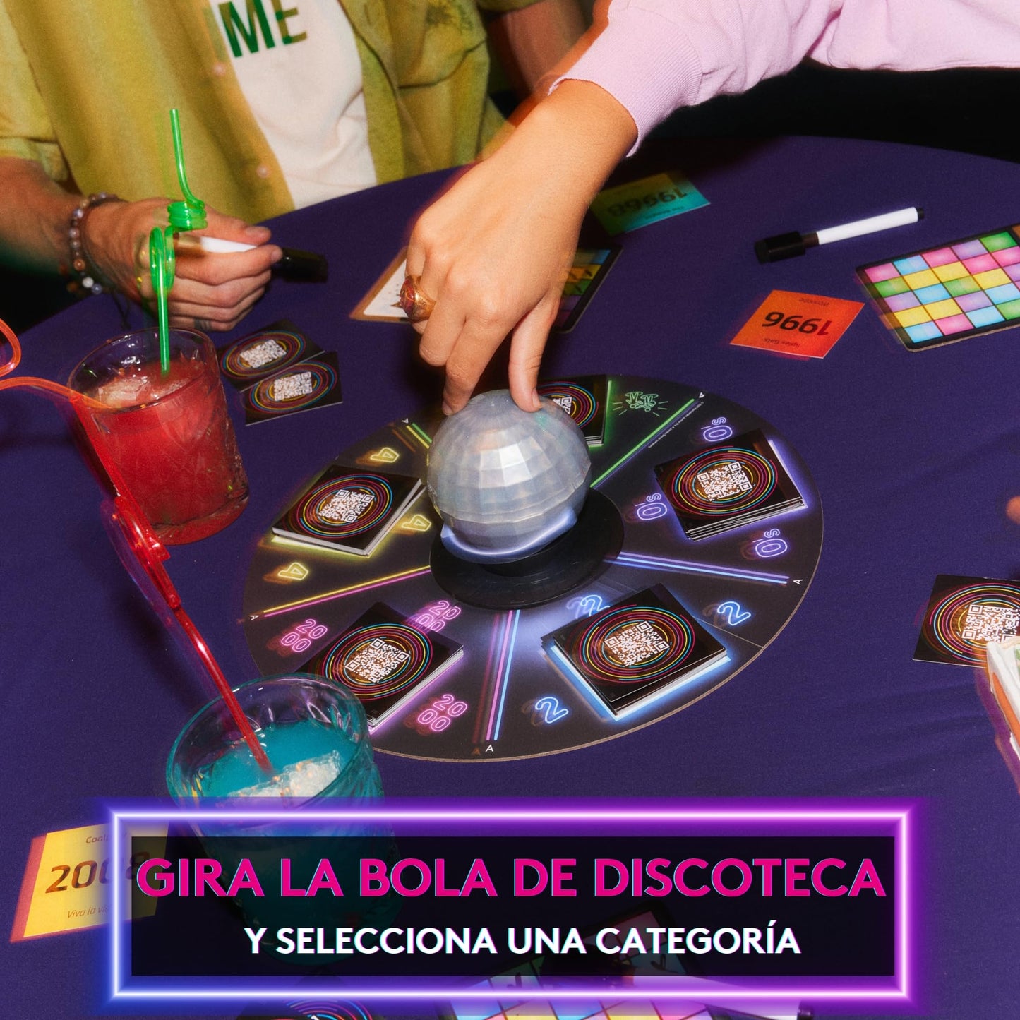 Jugadores disfrutando de una partida musical al juego de mesa Hitster