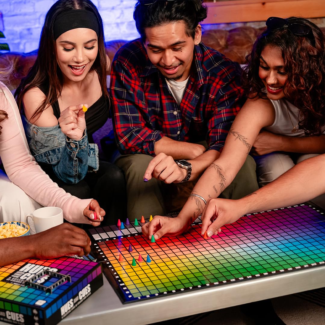 Jugadores disfrutando de una partida al juego de mesa Hues and Cues adivinando colores