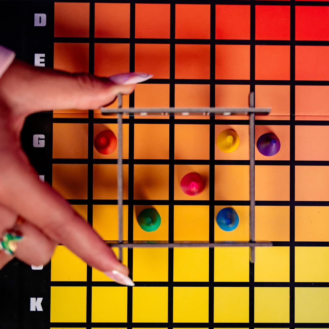 Jugadores disfrutando de una partida al juego de mesa Hues and Cues adivinando colores