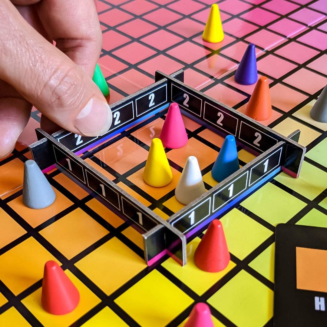 Jugadores disfrutando de una partida al juego de mesa Hues and Cues adivinando colores