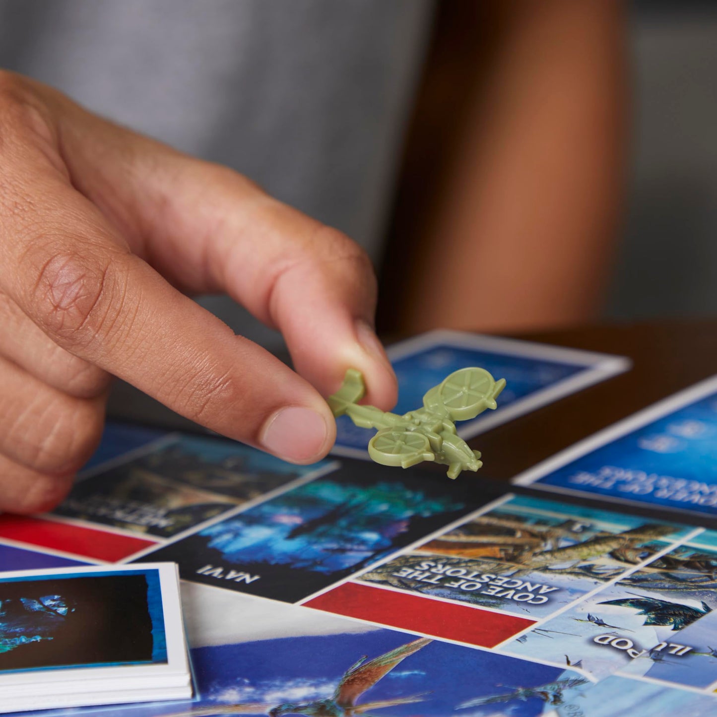Jugadores disfrutando una partida de Monopoly Avatar alrededor del tablero