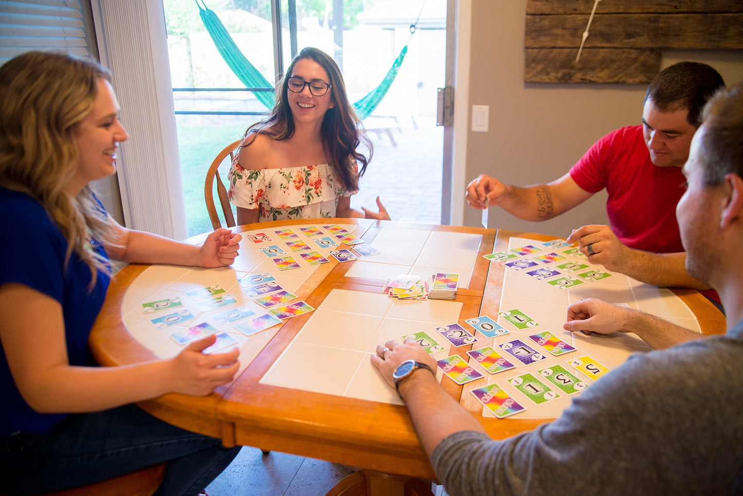 Jugadores disfrutando una partida del juego de cartas Skyjo