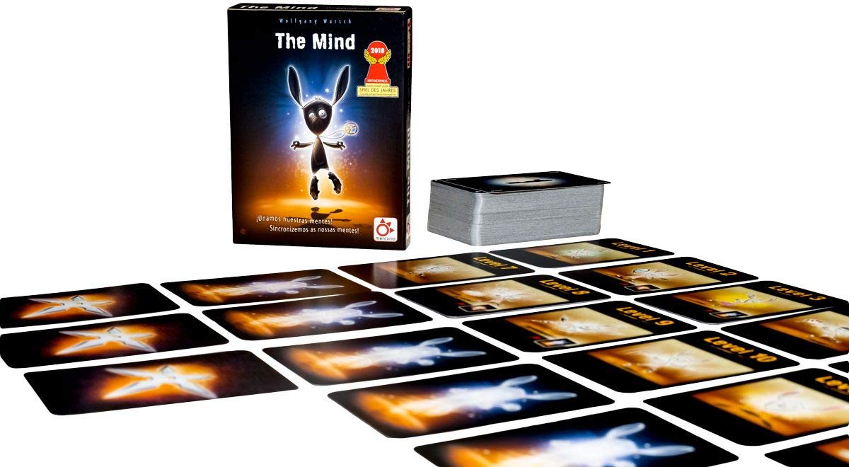 Componentes completos del juego de mesa The Mind: cartas, fichas y caja