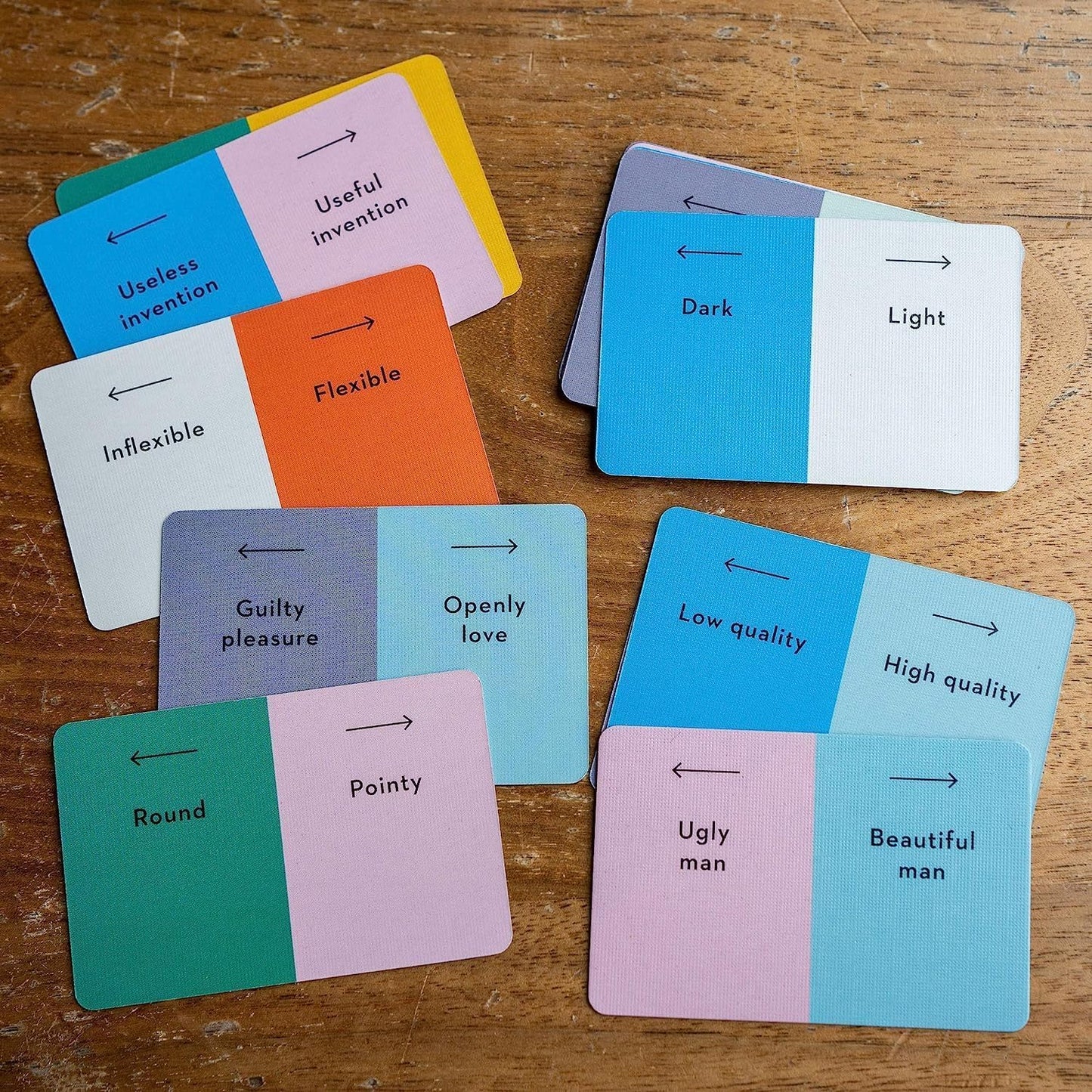 Cartas de conceptos del juego Wavelength con diferentes palabras y categorías