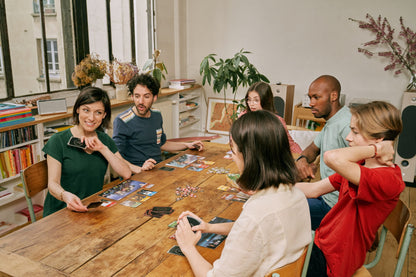Jugadores disfrutando una partida del juego de mesa 7 Wonders