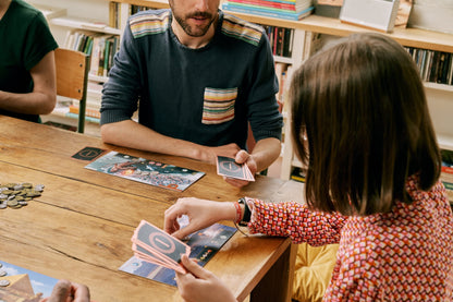 Jugadores disfrutando una partida del juego de mesa 7 Wonders