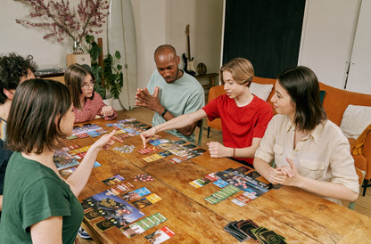 Jugadores disfrutando una partida del juego de mesa 7 Wonders