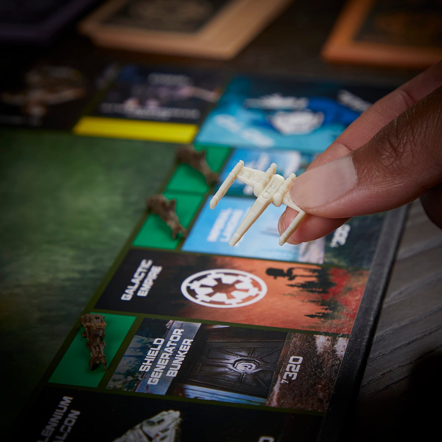 Monopoly Hasbro Gaming: Star Wars of The Jedi - Juego de mesa para 2-6 jugadores, inspirado en la película Jedi, juego para familias y niños a partir de 8 años (exclusivo de Amazon)