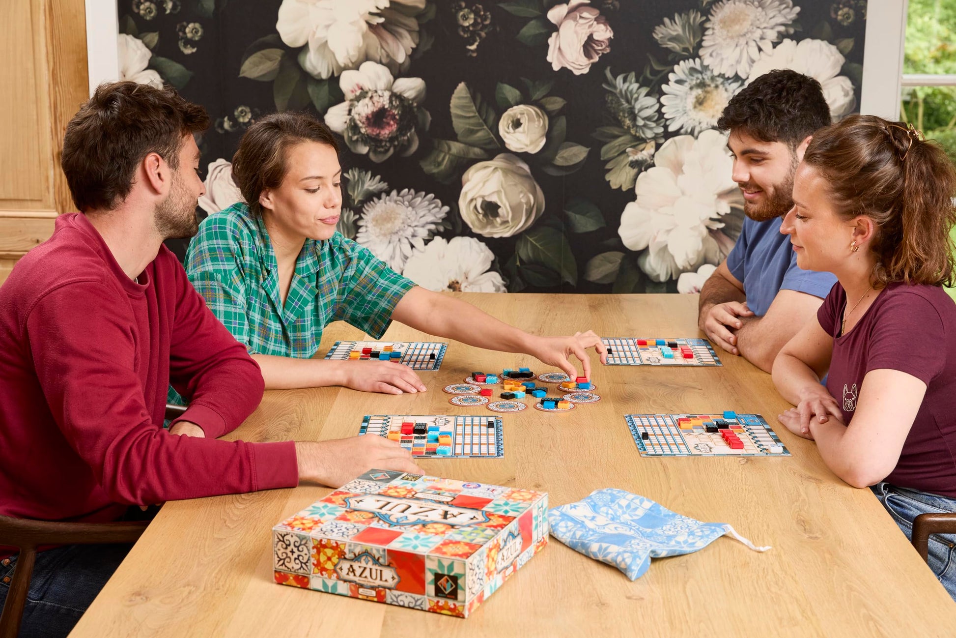 Jugadores disfrutando una partida del juego de mesa Azul