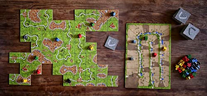 Componentes del juego de mesa Carcassonne, losetas, meeples y caja incluidos