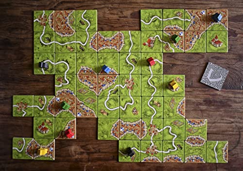 Zona de juego del Carcassonne con losetas colocadas formando ciudades y caminos