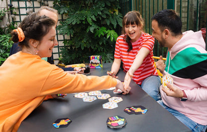Jugadores disfrutando una partida del juego de mesa Dobble Connect en equipos