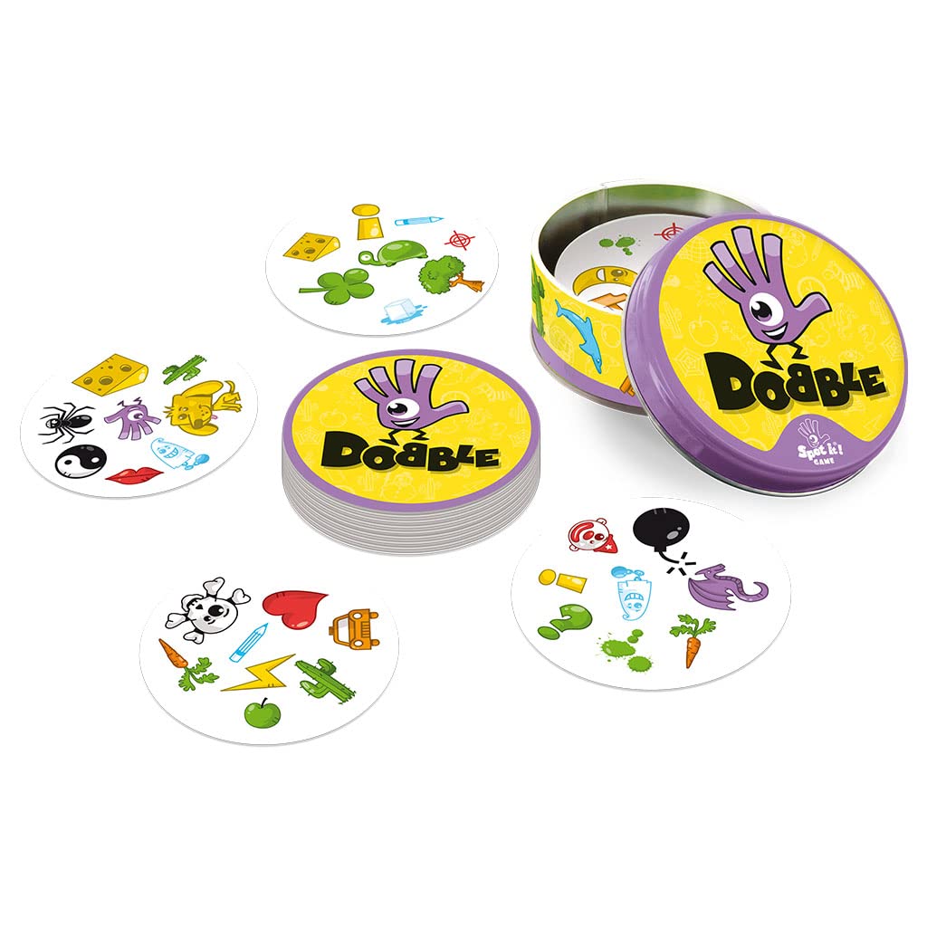 Cartas circulares del juego de mesa Dobble colocadas en la mesa durante una partida
