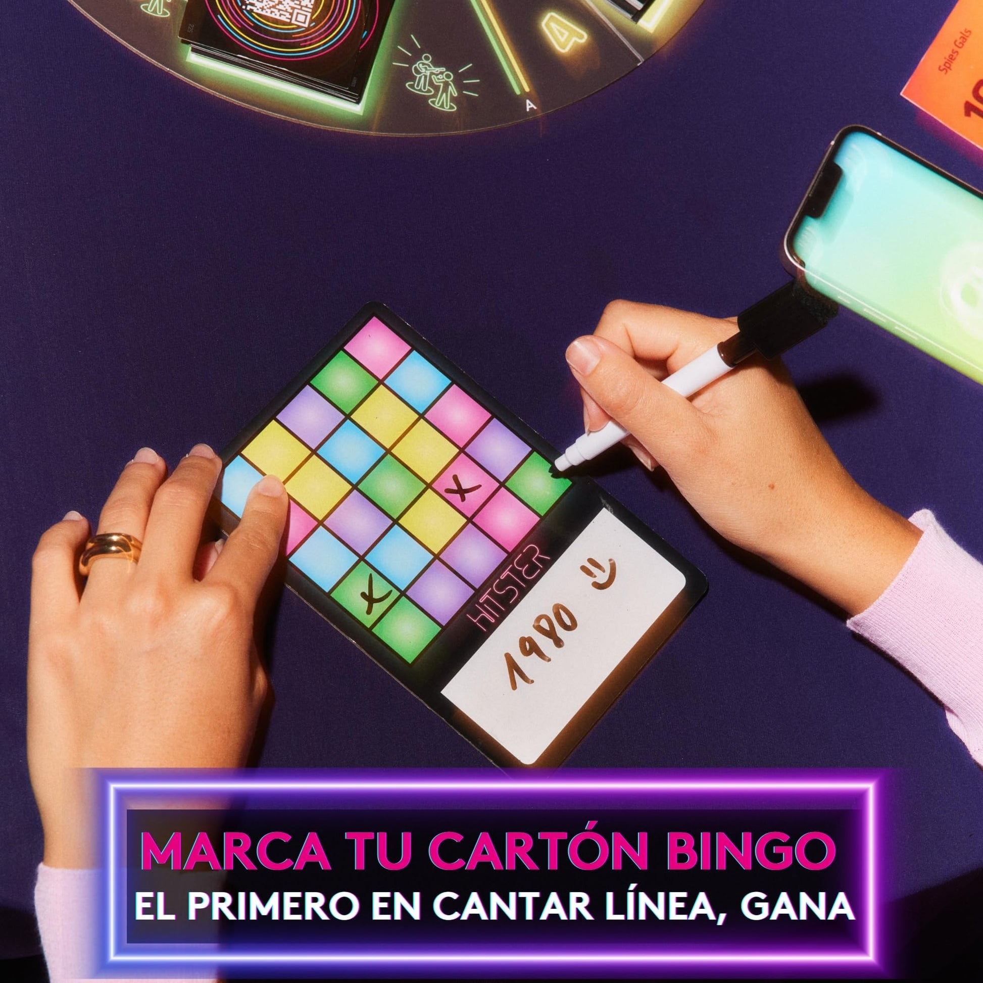 Jugadores disfrutando de una partida musical al juego de mesa Hitster