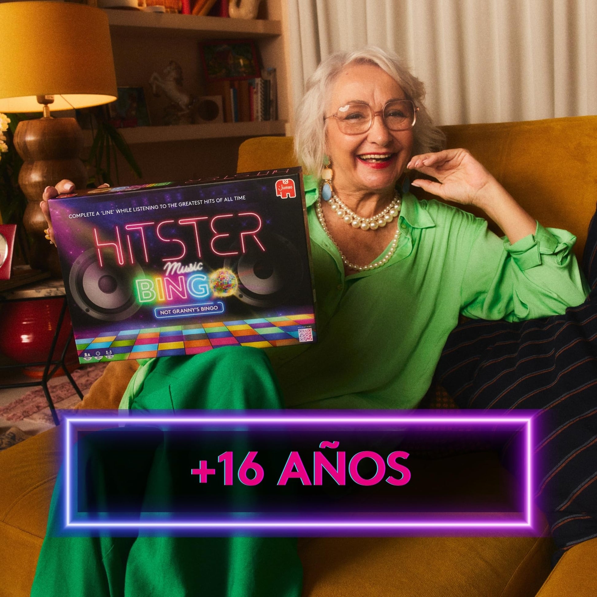 Jugadores disfrutando de una partida musical al juego de mesa Hitster