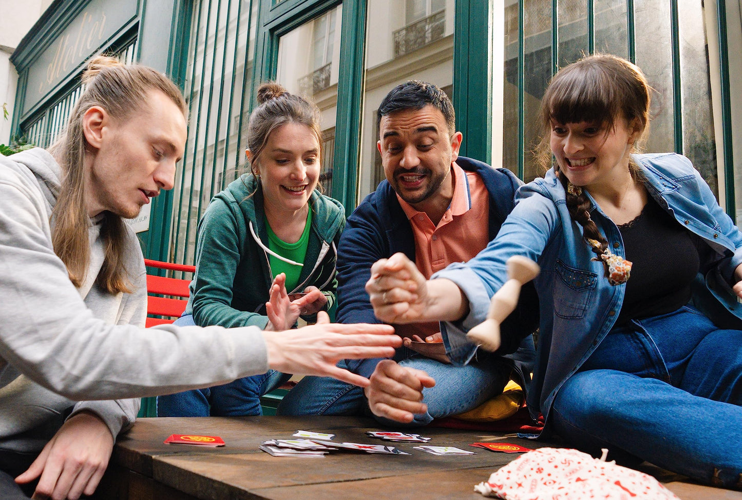 Jugadores disfrutando una partida del juego de mesa Jungle Speed