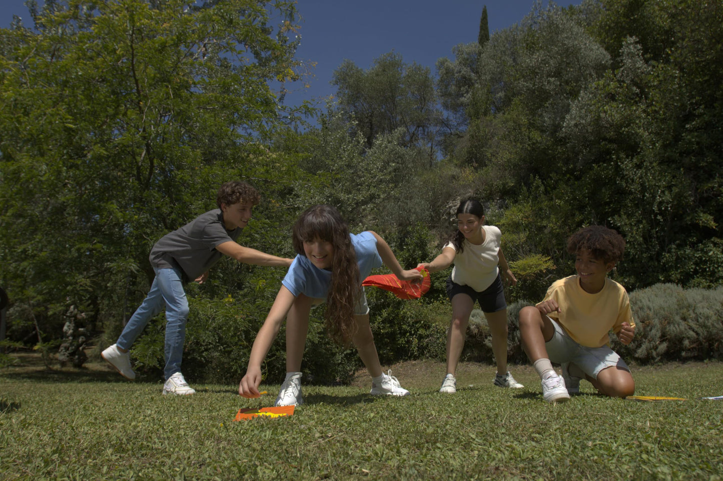 Jugadores disfrutando una partida del juego de mesa Jungle Speed