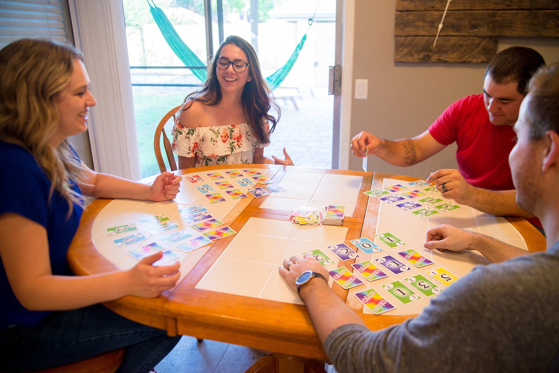 Jugadores disfrutando una partida del juego de cartas Skyjo