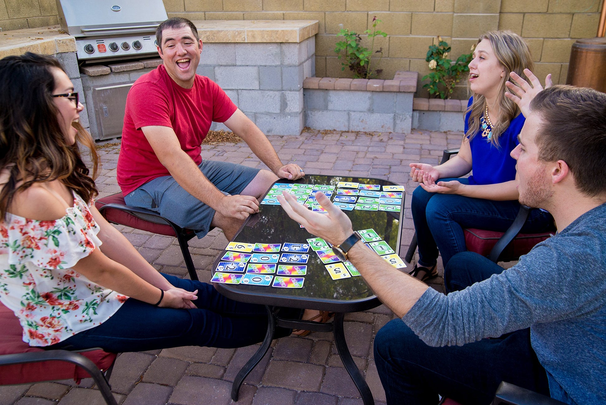 Jugadores disfrutando una partida del juego de cartas Skyjo