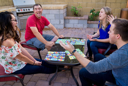Jugadores disfrutando una partida del juego de cartas Skyjo