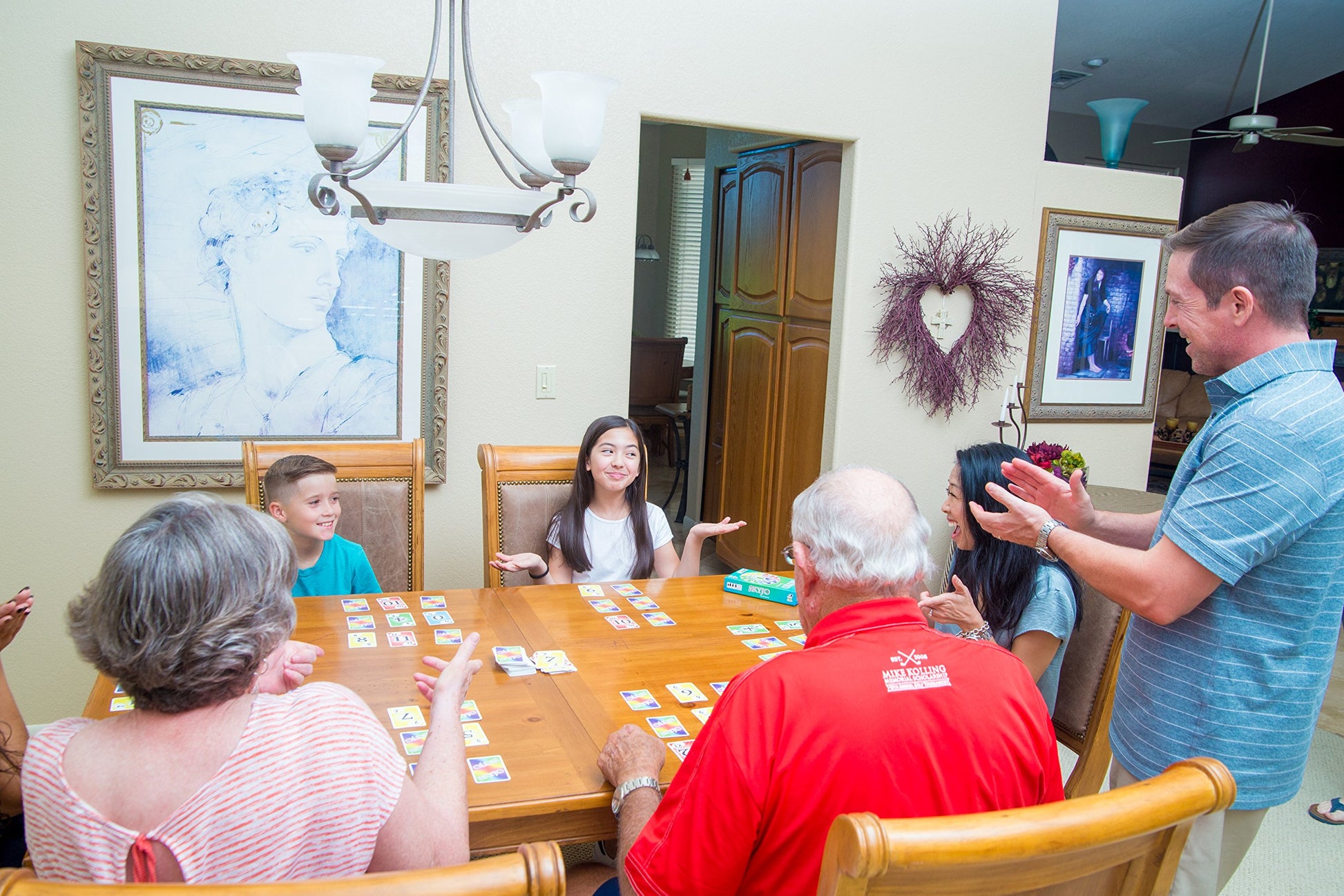 Jugadores disfrutando una partida del juego de cartas Skyjo